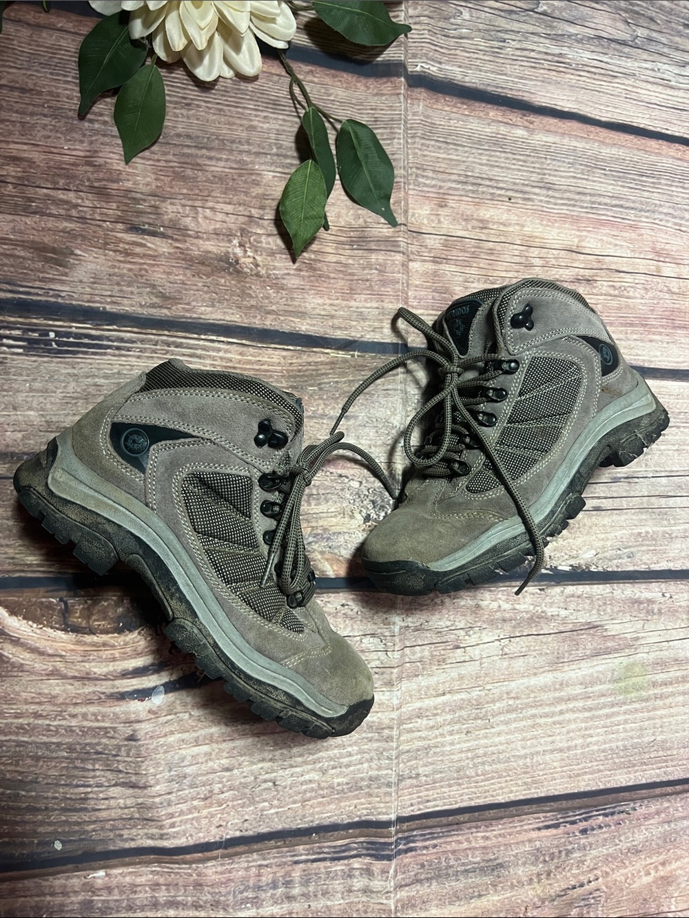 Nevados women's size 7 gray hiking boots lace up